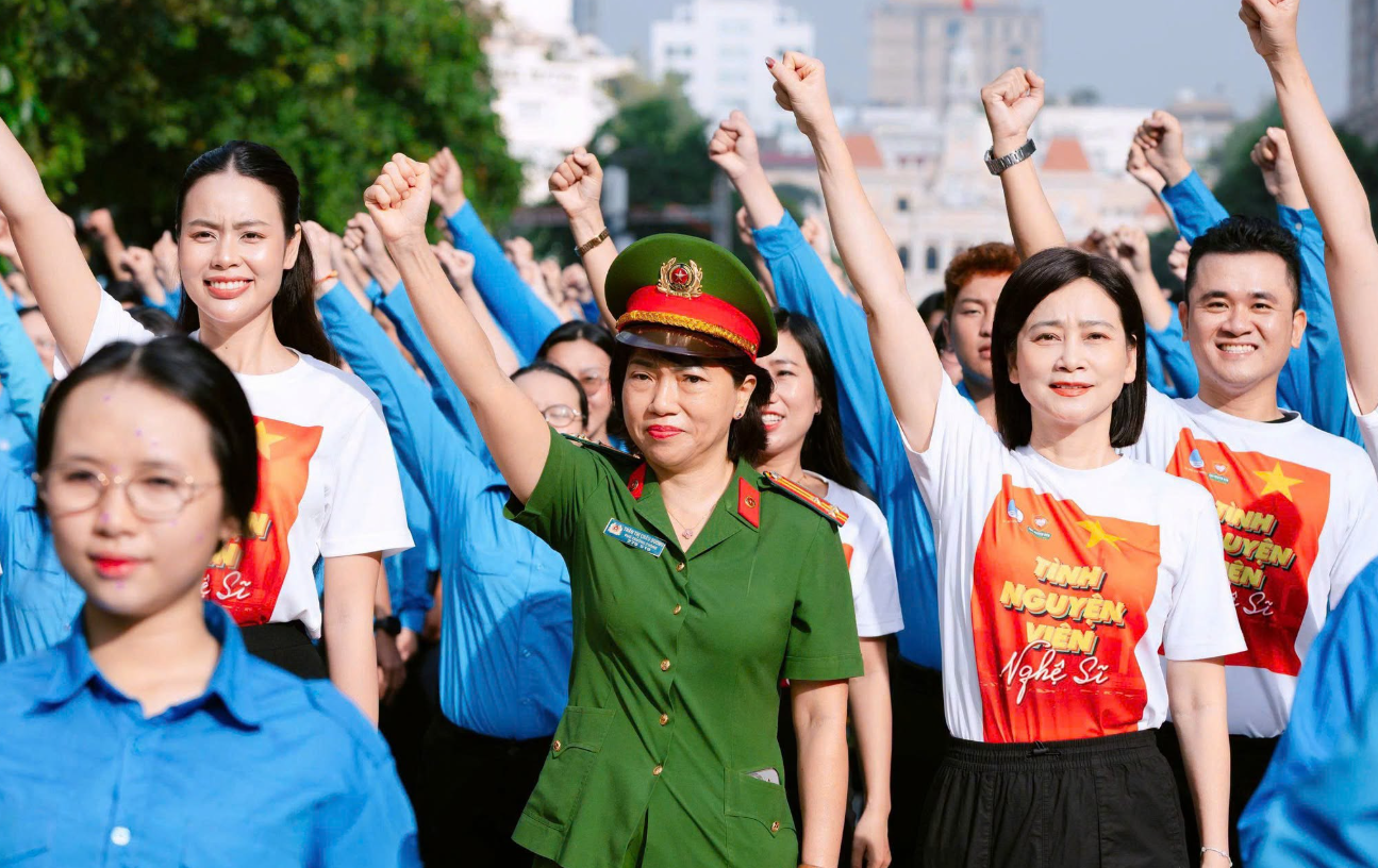 HÀO HÙNG KHÚC HÁT "LÊN ĐÀNG" - TUỔI TRẺ THÀNH PHỐ KHỞI ĐỘNG CHUỖI HOẠT ĐỘNG CHÀO MỪNG 70 NĂM NGÀY TRUYỀN THỐNG HỘI LHTN VIỆT NAM